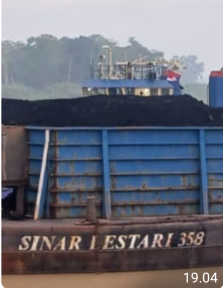 Kapal Tongkang Terdampar di Muara Laut Pantailabu