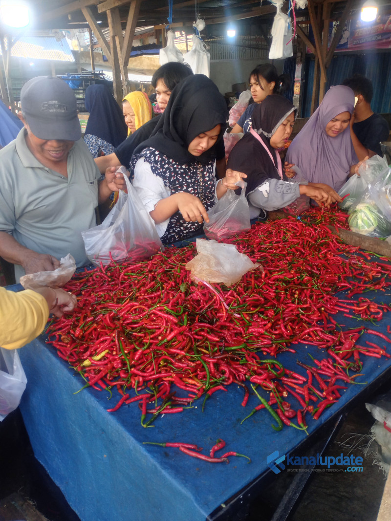 Harga Bahan Pokok di Deli Serdang Naik Pasca Banjir, Cabai Merah Tembus Rp60 Ribu/Kg  &lrm;