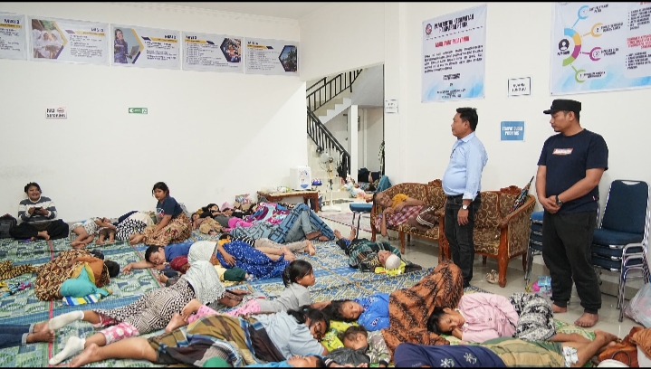 Wabup Tinjau Posko Pengungsian Korban Banjir di Hamparan Perak Dan Salurkan Logistik