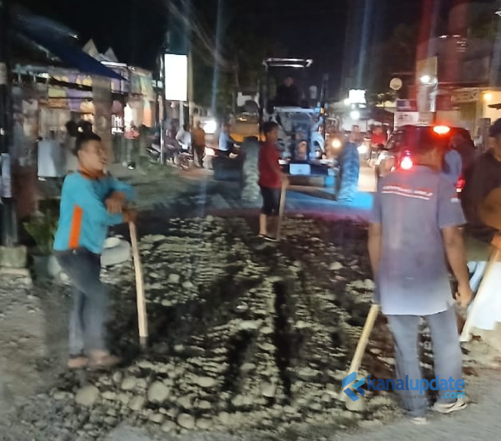 Warga Limau Manis dan Medan Sinembah Gelar Gotong Royong Timbun Jalan Berlubang  &lrm;