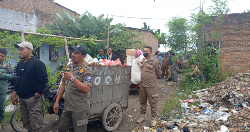 Camat Dan Satpol PP Hentikan Pembuangan Sampah Liar Di Percut Seituan