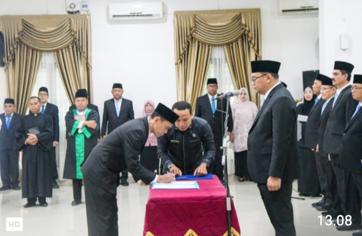 Bupati Lantik 13 Pejabat Administrator, Pengawas dan Fungsional