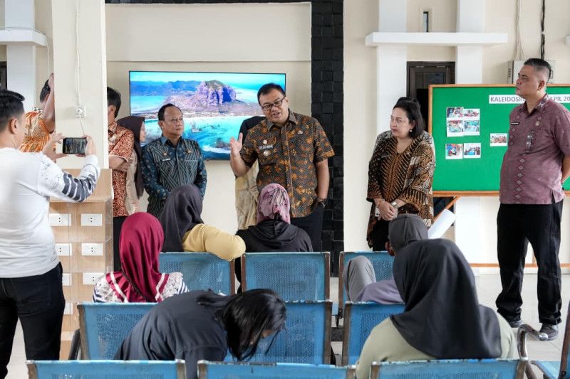Bupati Sidak Dinas Dukcapil, PMPTSP dan Pasar Bakaran Batu