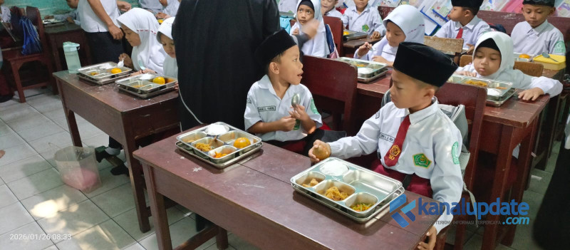 Pendistribusian Perdana Makan Bergizi Gratis SPPG Buntu Bedimbar 02, Penerima Manfaat 1.071 Siswa  &lrm;