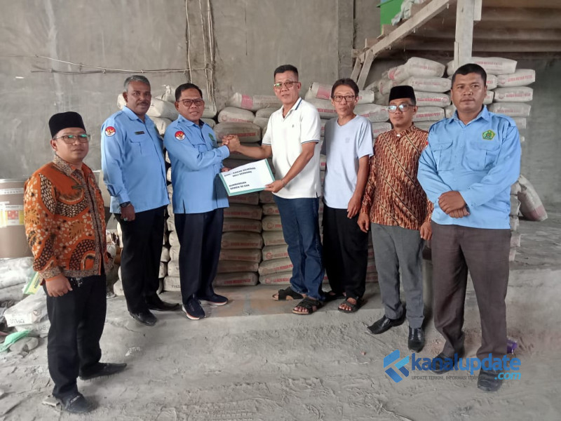 Kemenag DS dan KUA Pantai Labu Berikan Sumbangan Material Semen untuk Pembangunan Sekolah Buddhis