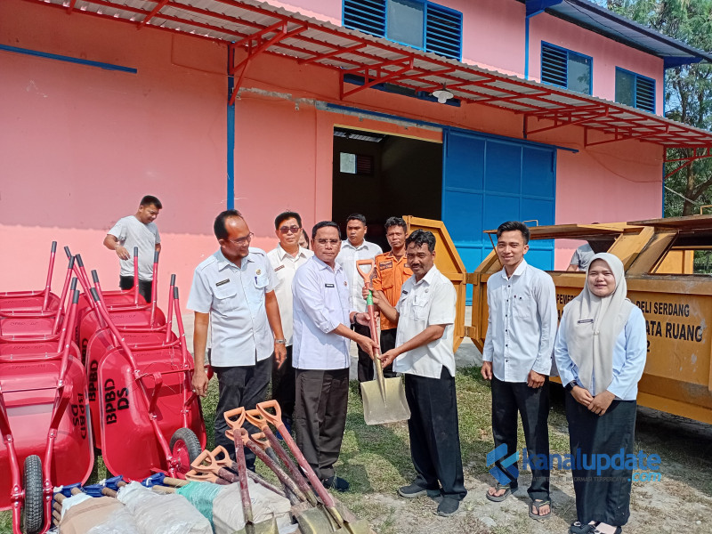 Dukung Gotong Royong Massal 2026, BPBD Deli Serdang Serahkan Peralatan Kebersihan ke DLH