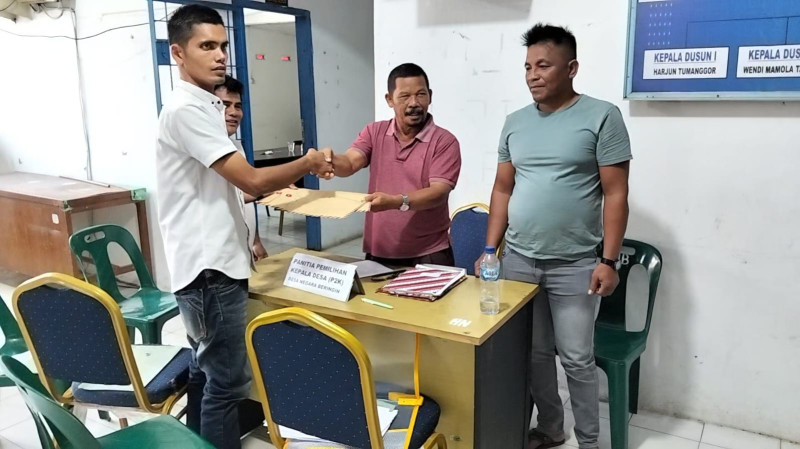Bertekad Majukan Desa, Lurah Bakin Manik Resmi Mendaftar Balon Kades Negara Beringin