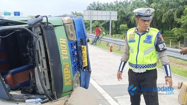 Bus KUPJ Tour Terguling di Tol Kutepat, Tiga Penumpang Alami Luka-Luka