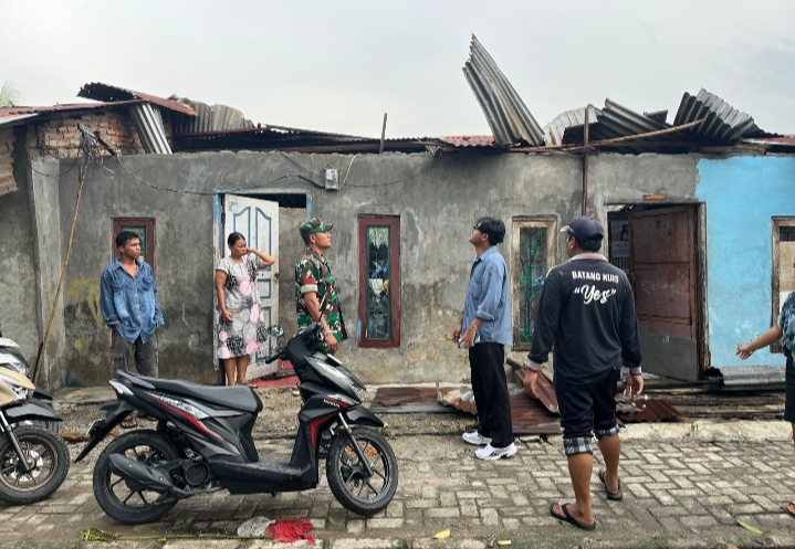 Ratusan Rumah Rusak Akibat Hujan Deras Disertai Angin Puting Beliung di Batangkuis