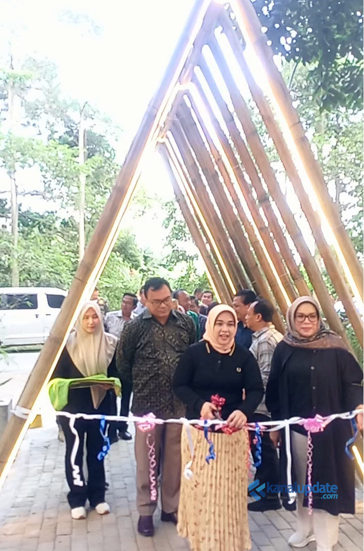 Ketua TP.PKK Deli Serdang Gunting Pita Pusat Kuliner Hutan Kota Lubuk Pakam. &lrm;Ny. Jelita : ini Ikon Baru UMKM Deli Serdang