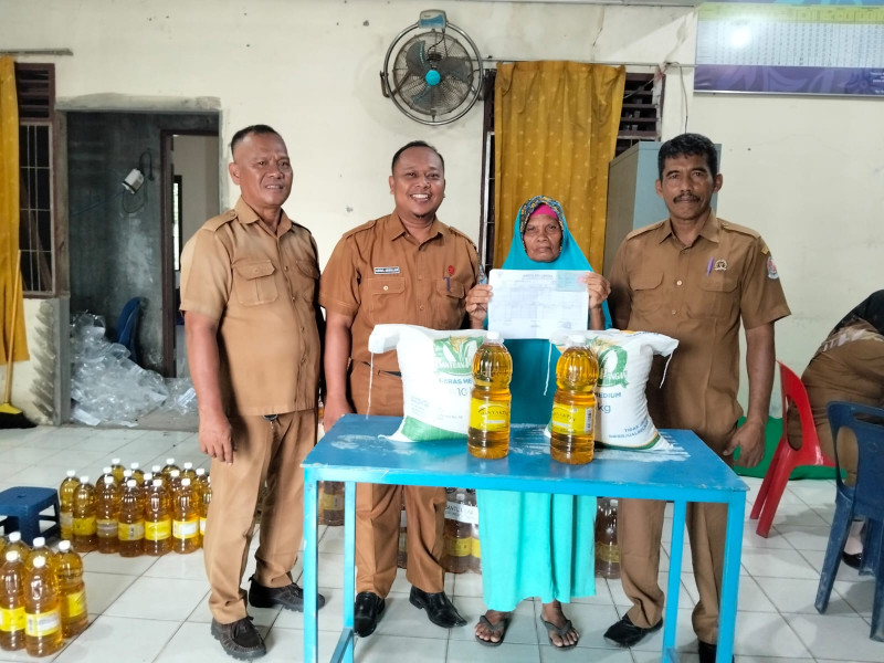 Pemerintah Desa Bandar Labuhan Salurkan Bantuan Pangan Kepada Warga sebanyak 631 paket