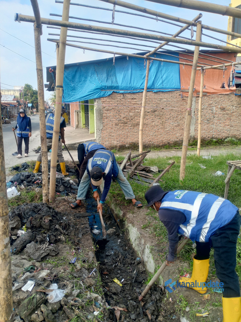 TIM ACI Rompi Biru DLH Bersihkan Saluran Drainase Pasar Sore Beringin