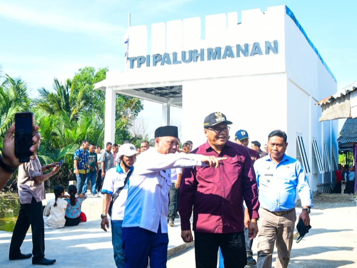 Bupati Tinjau TPI Paluh Manan Dan Serahkan Bantuan RTLH
