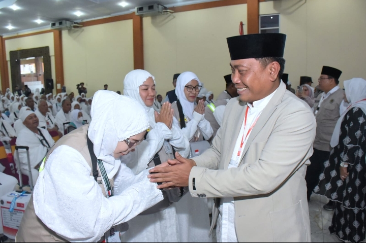Lom Lom Suwondo Lepas Jemaah Haji Kloter 15 Menuju Tanah Suci