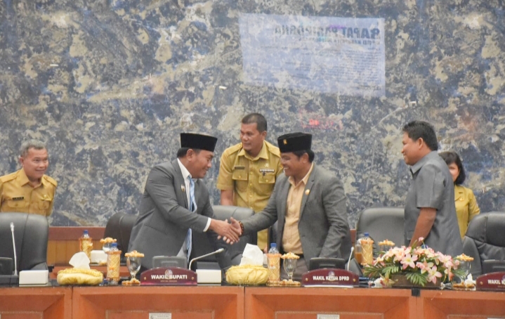 Pemkab Jawab Pandangan Umum Fraksi Atas 8 Ranperda