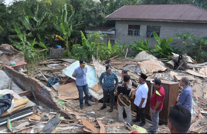 Lom Lom Suwondo Tinjau Dan Salurkan Bantuan Korban Puting Beliung di Patumbak