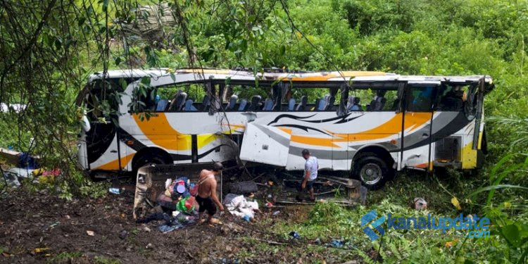 Bus Pariwisata Hilang Kendali Terjun ke Jurang di Toba, 50 Penumpang Luka Ringan
