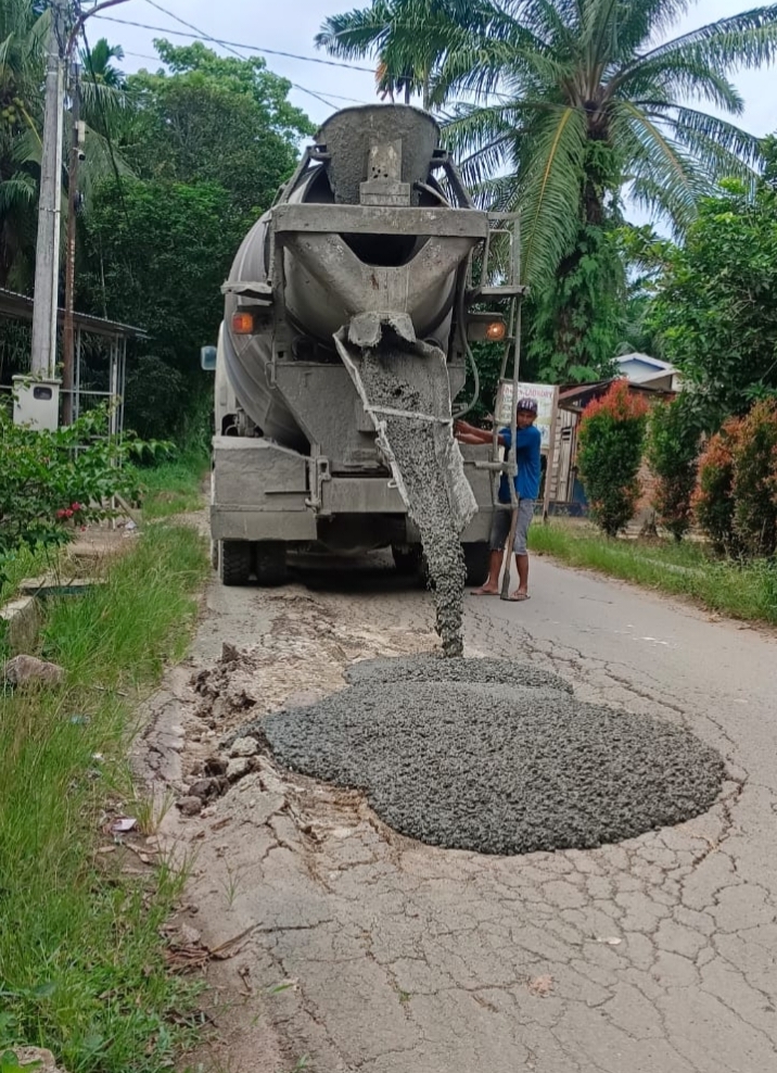 PKS PT Bintang Sawit Cemerlang Galang Kembali Lakukan Pengecoran Jalan Rusak