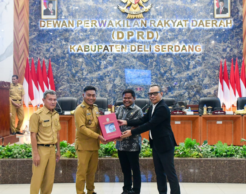Lom Lom Suwondo Sampaikan Penjelasan Bupati Atas Ranperda Pertanggungjawaban APBD 2025