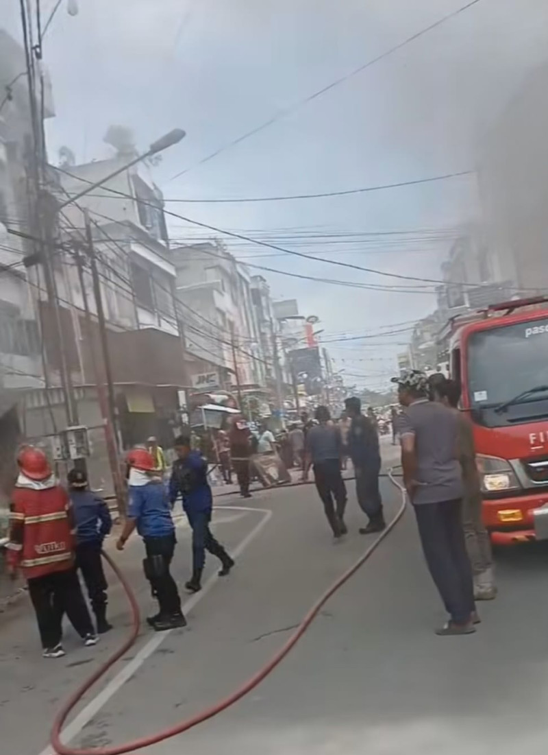 Ruko Hangus Terbakar di Lubukpakam
