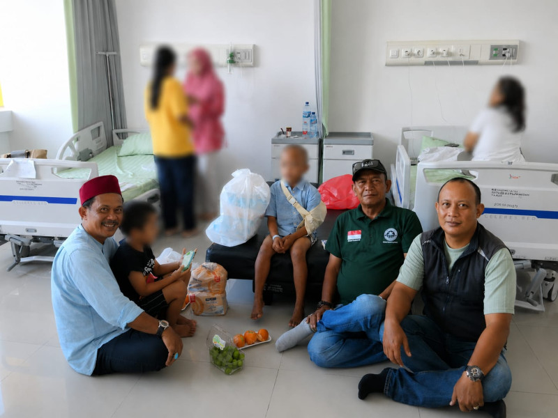 Mewakili Ketum Komnas PA, LPA Deliserdang Jenguk Anak Korban Kekerasan Asal Dairi di RS Haji Medan