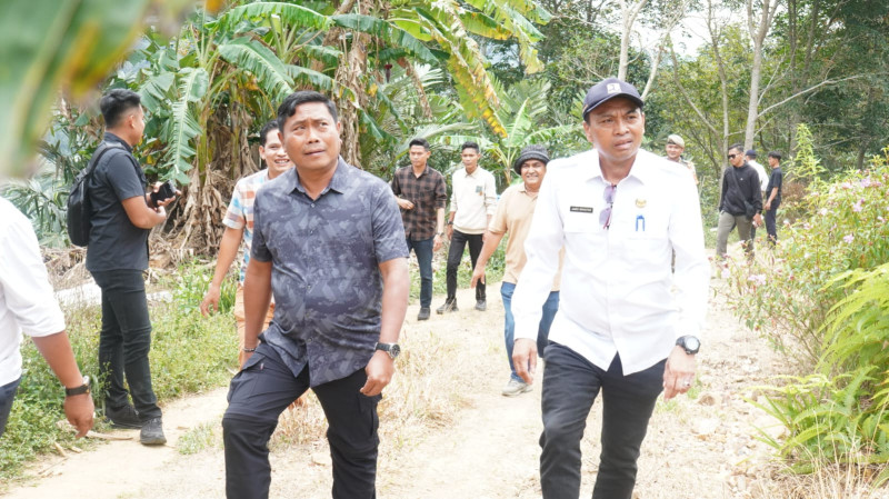 Wakil Bupati Tinjau Jalan Penghubung Rumah Liang&ndash;Barus Jahe