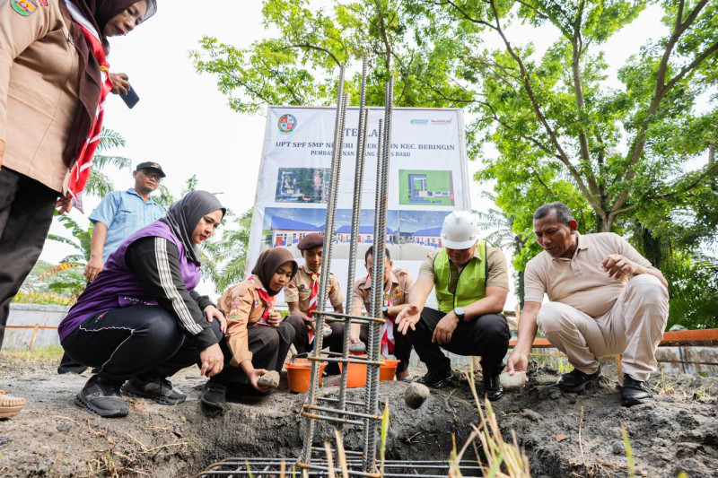 dr Aci Letakkan Batu Pertama Pembangunan RKB Dan Aula SMPN 1 Beringin