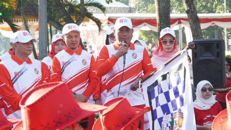 Wabup Lepas Gerak Jalan Beregu Semarak HUT Ke-81 Kemerdekaan RI