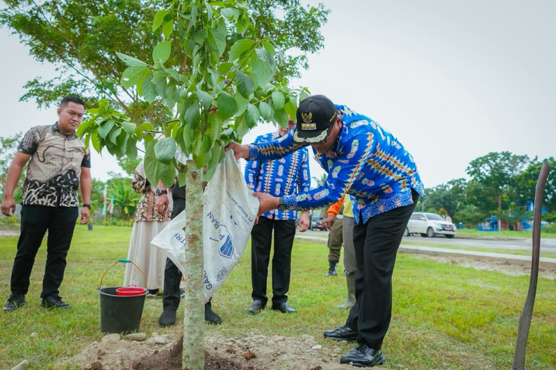Bupati Awali Penanaman Bibit Pohon Pengganti Karangan Bunga HUT ke-81 RI