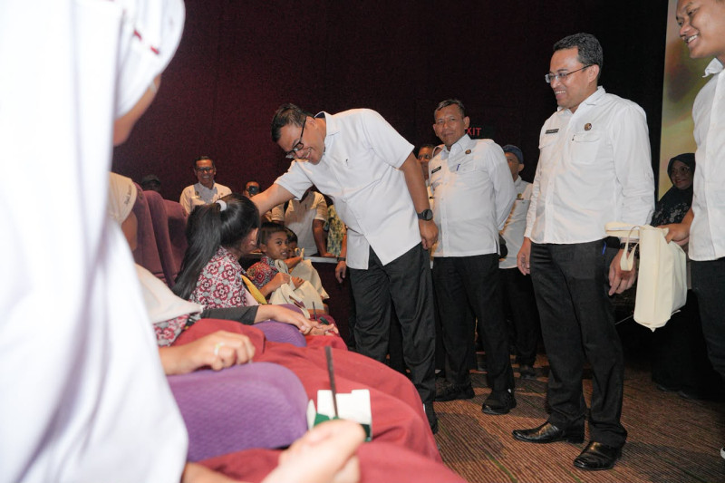 Bersama Bupati, Anak-anak Tanjungmorawa Nikmati Nobar Pertama di Bioskop