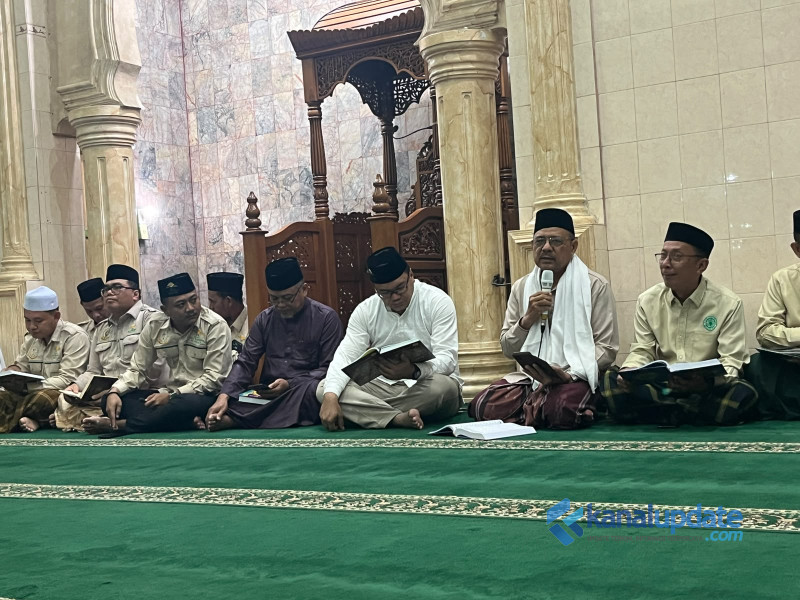 Bupati Asri Ludin Tambunan Subuh Berjamaah dan Mengaji Bersama MUI di Batang Kuis